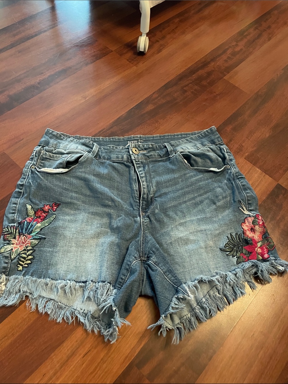 Embroidered Stretch Medium Denim Cutoff Shorts -4 Pockets Daisy Dukes 16W